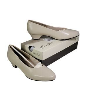 Soft Style Angel II Pump Bone Smooth Low Heels Womens Size 7EW NEW